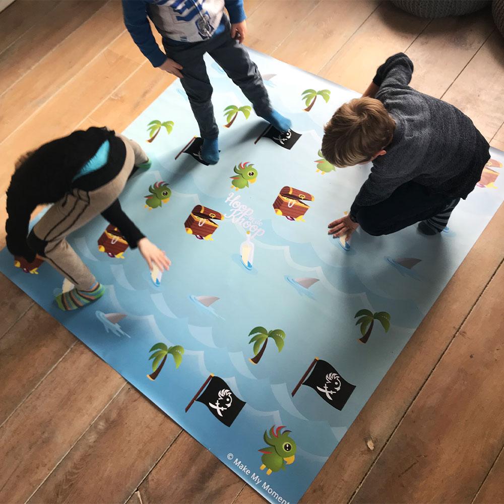 Kinderen spelen dino'shoop in de knoop