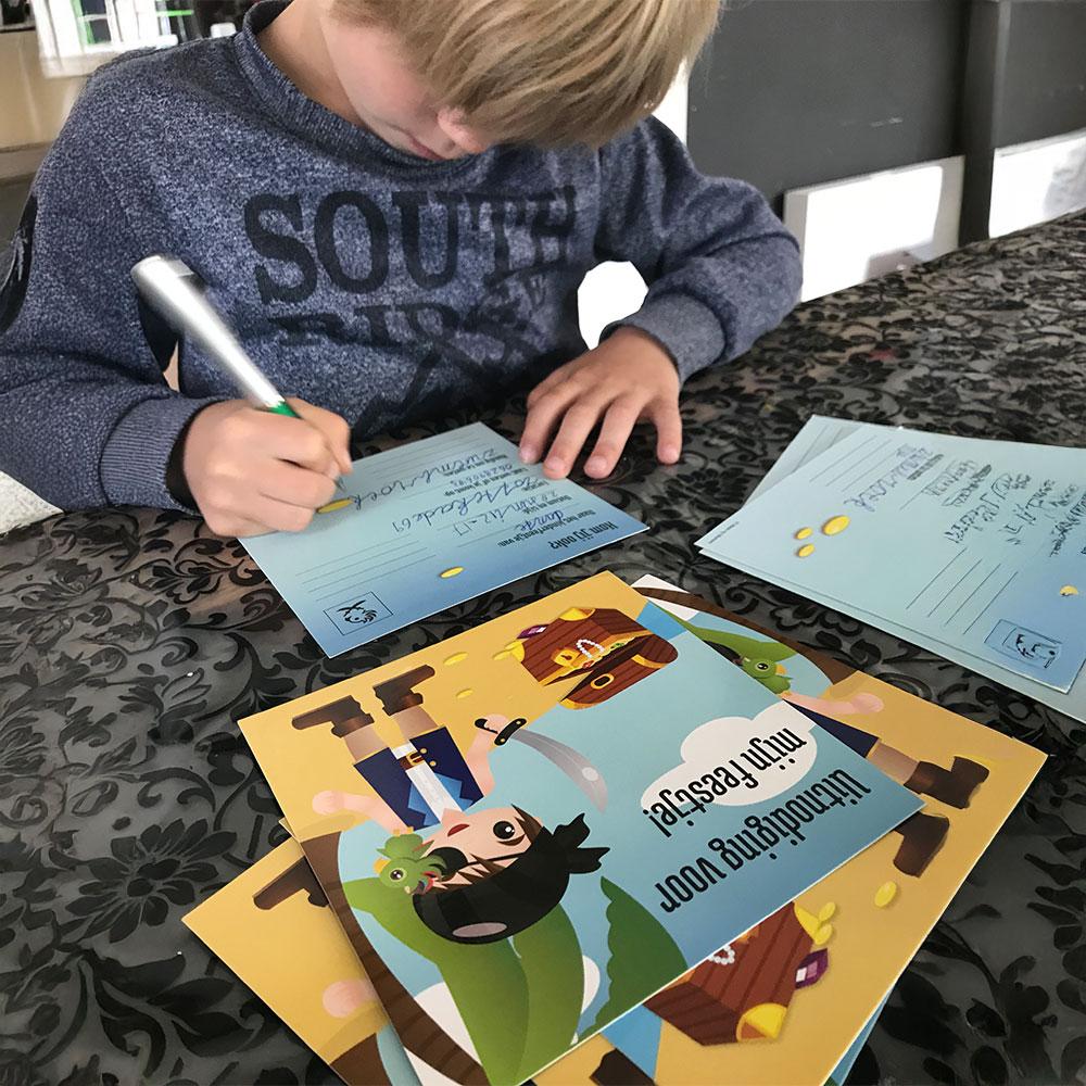 Kind schrijft in piraten uitnodigingen voor zijn feestje