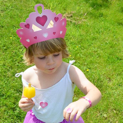 Kind draagt roze prinsessen knutsel kroontje