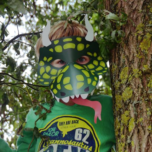 Kind met ridder draken masker 