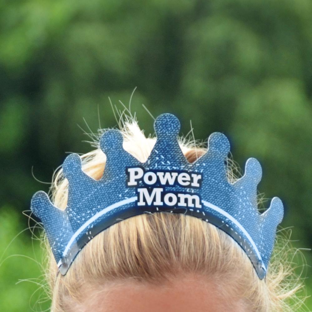 Vrouw draagt power mom kroon