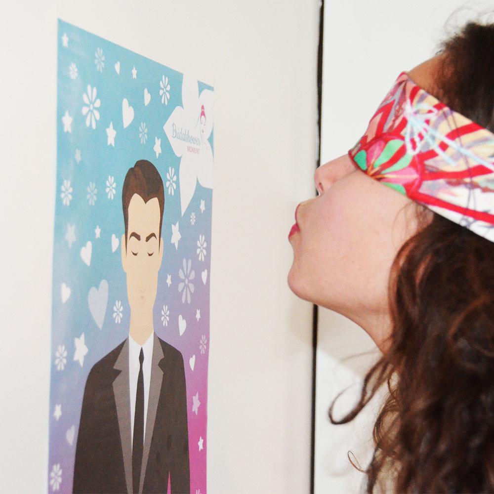 Vrouw speelt kus de bruidegom spel