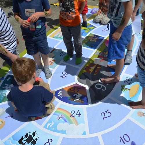 Kinderen spelen levend ganzenbord