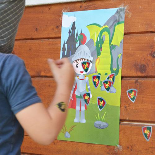 kind speelt Versla de draak plakspel